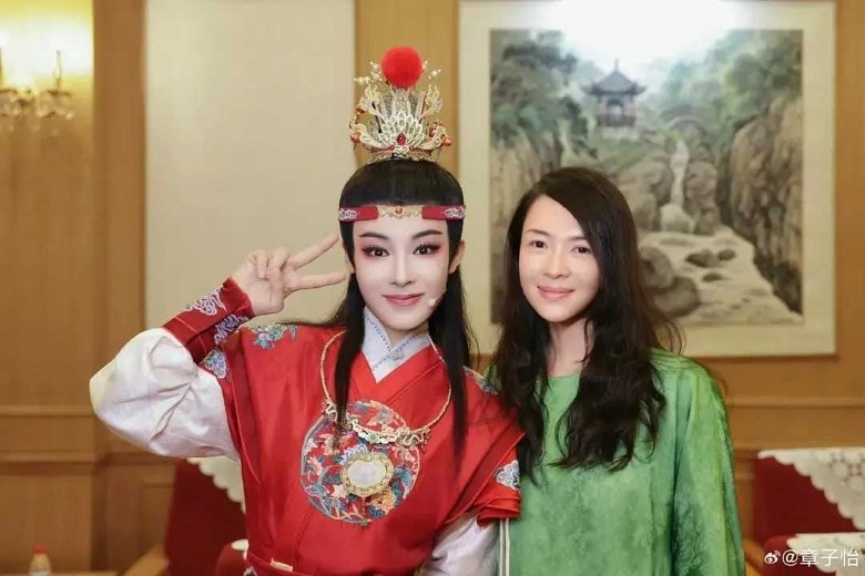 章子怡捧场陈丽君越剧 笑认与女儿被圈粉