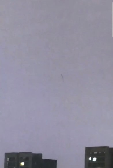 西安UFO?雷雨夜半空现“飞龙” 官方:无法解释