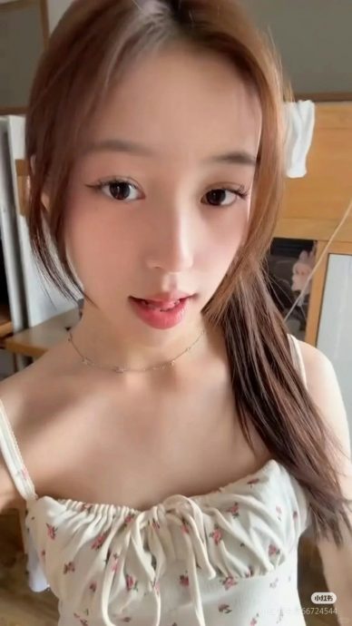 赵薇15岁爱女颜值被公审 网辣评:一阵网红味