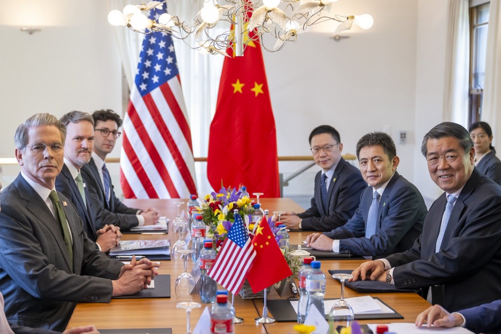 配头数图∕中美谈判图片曝光 何立峰露齿笑贝森特略拘谨