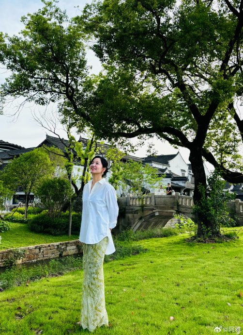 阿雅嫁转世活佛11年 母亲节首晒11岁女儿合照