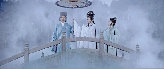 陈伟光/《白蛇传·情》被电影解放的传统粤剧