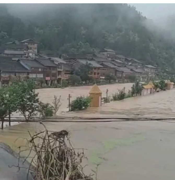 一周淹水两次!贵州“村超”起源地急撤30万人急撤出城高速现大塞车