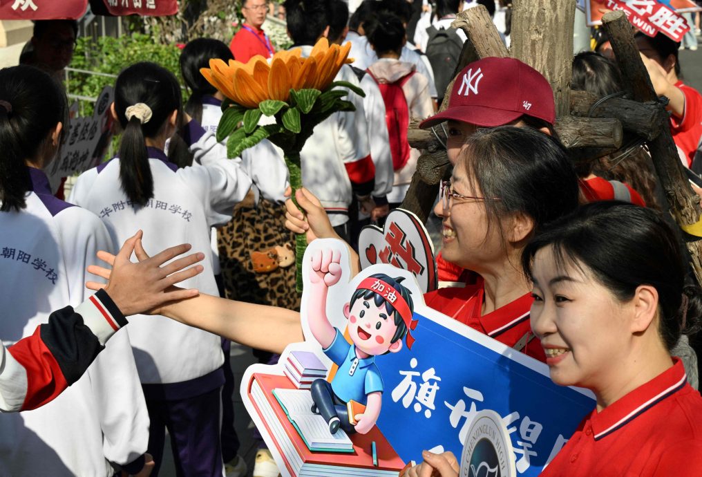 中国高考周六登场 多地暂停广场舞
