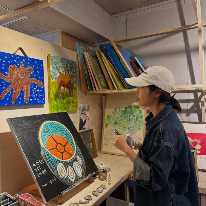 亲访济州岛画家奶奶展览 IU兑现《苦尽柑来》约定