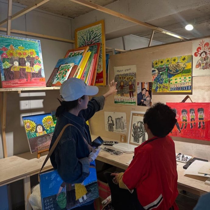 亲访济州岛画家奶奶展览 IU兑现《苦尽柑来》约定