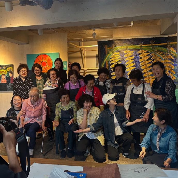 亲访济州岛画家奶奶展览 IU兑现《苦尽柑来》约定