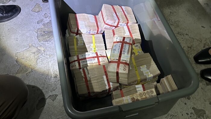 公寓居民捡回塑料箱 惊见内藏逾百万现金