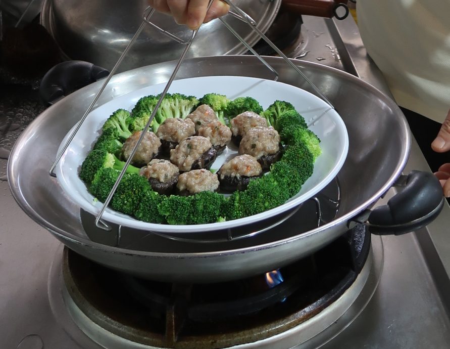 私房好菜:金玉满堂酿香菇,一菜两煮兼荤素