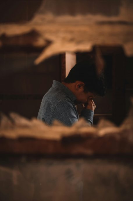 受不了尸臭飘散!运棺车司机“一句话”陷厄运