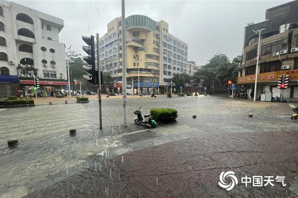 多地暴雨水淹广东 学校“紧急停课”