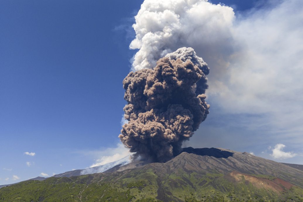 意大利埃特纳火山喷发!大量火山灰和岩石窜数公里高 游客急奔逃