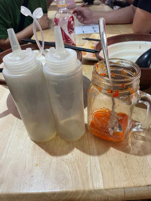 打包两碗面 扫光3罐酱料 店家:“真的很气!”