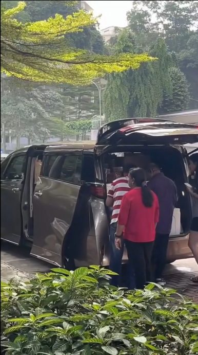 排长龙等待购买 豪车路边卖草莓引热议
