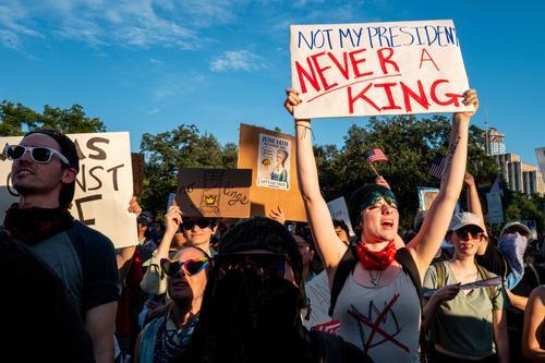 新图US-ANTI-TRUMP-PROTESTS-ACROSS-THE-COUNTRY:Anti-Trump Protests Across The Country