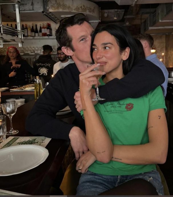 未婚夫量身定做婚戒 杜娃黎波亲证订婚了
