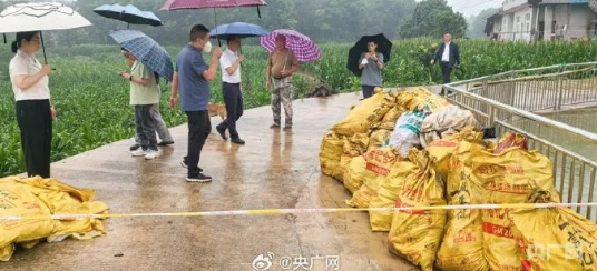 美丽景区发臭!张家界溶洞“垃圾堆7层楼” 居民:有10年前宝特瓶