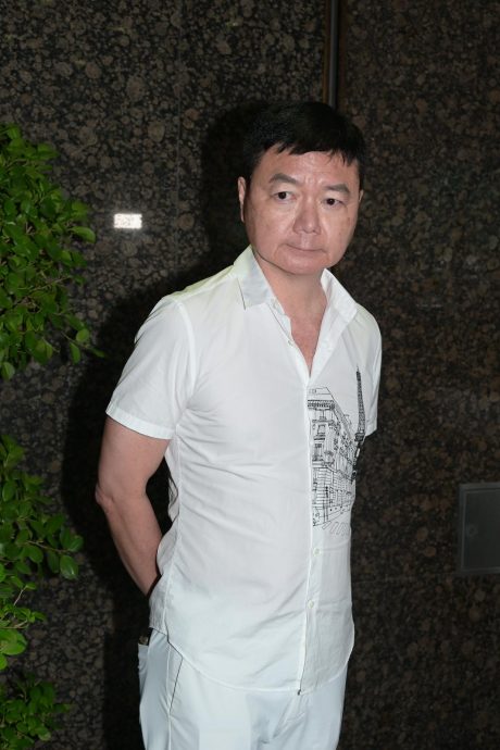 艾威送妻最后一程 挽词以“猪头炳”落款惹泪