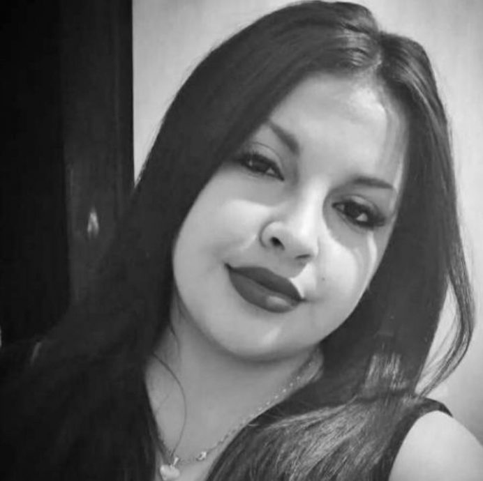 车顶惊现半裸女尸 男子到家才知撞死人!