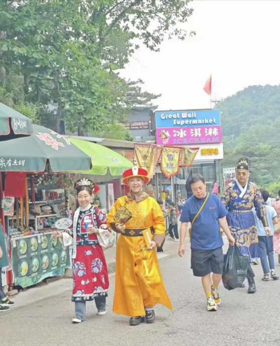 郑欣宜北京现身穿龙袍 传将补位《歌手2025》