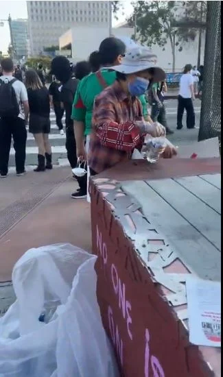 (已签发)洛杉矶暴乱街头现“捡瓶阿嫲” 骚乱中最淡定之人