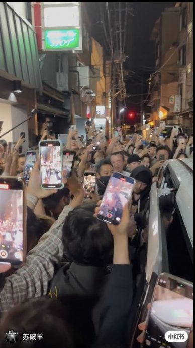 (明天8am)周杰伦京都遭围堵画面曝光! 好友惨摔2处骨折