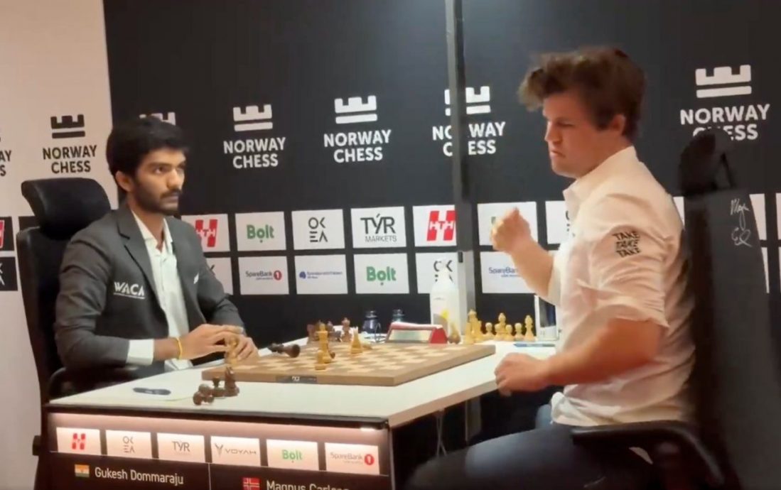(视频) 19岁印度棋王掀翻世界第一 卡尔森怒锤棋桌震惊全场