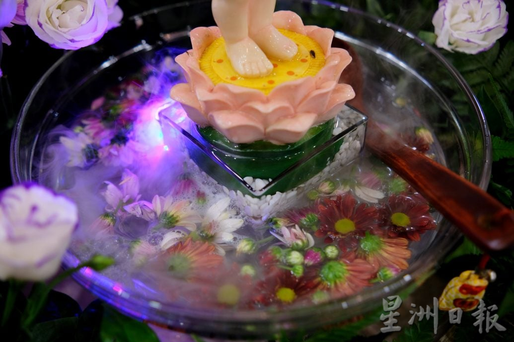 (22/6见报)星角摄(未签发):卫塞节花香满寺,心敬佛恩。
