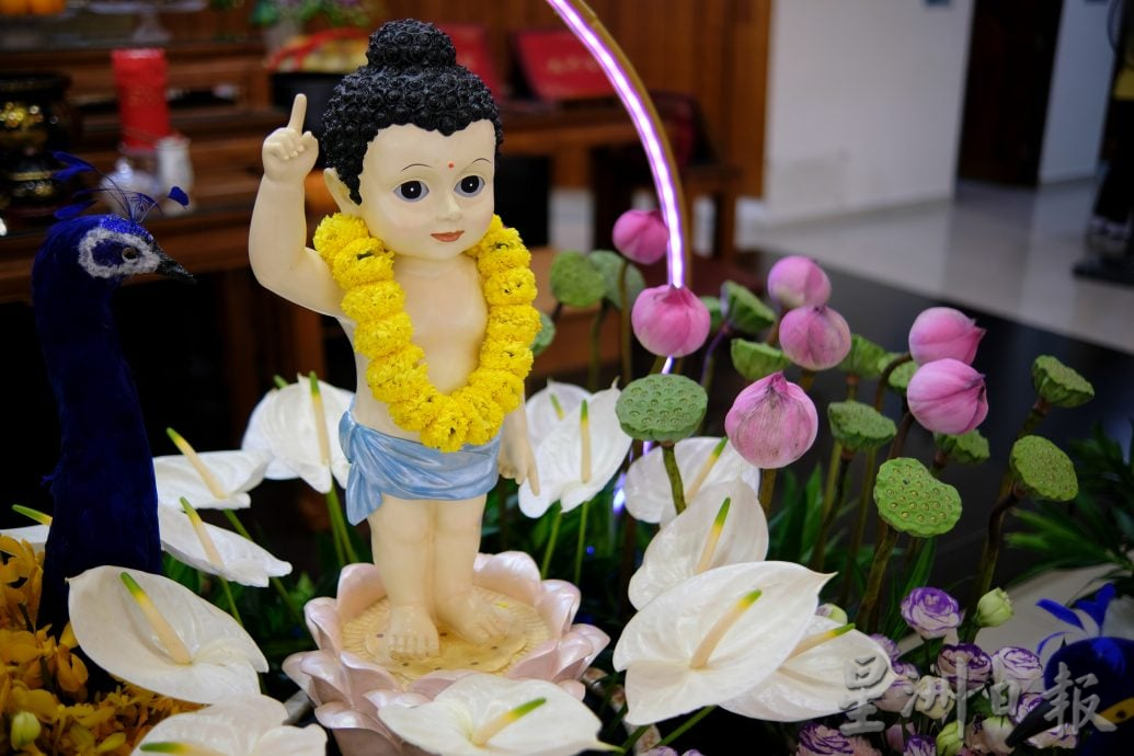 (22/6见报)星角摄(未签发):卫塞节花香满寺,心敬佛恩。
