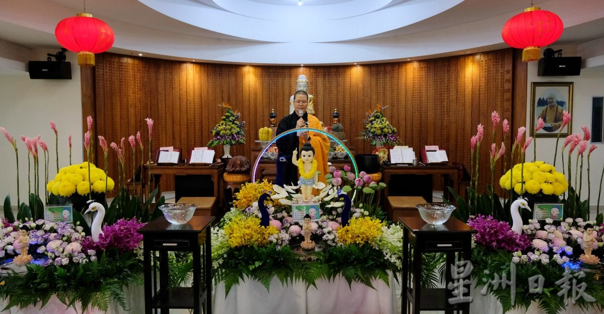 (22/6见报)星角摄(未签发):卫塞节花香满寺,心敬佛恩。