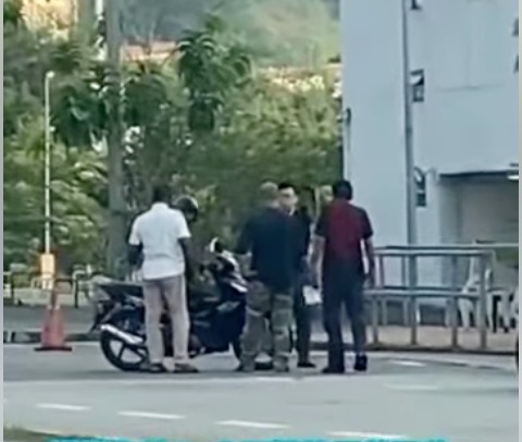 “你把我老婆藏后车厢!” 摩托男大道狂追 吓坏电召车女司机