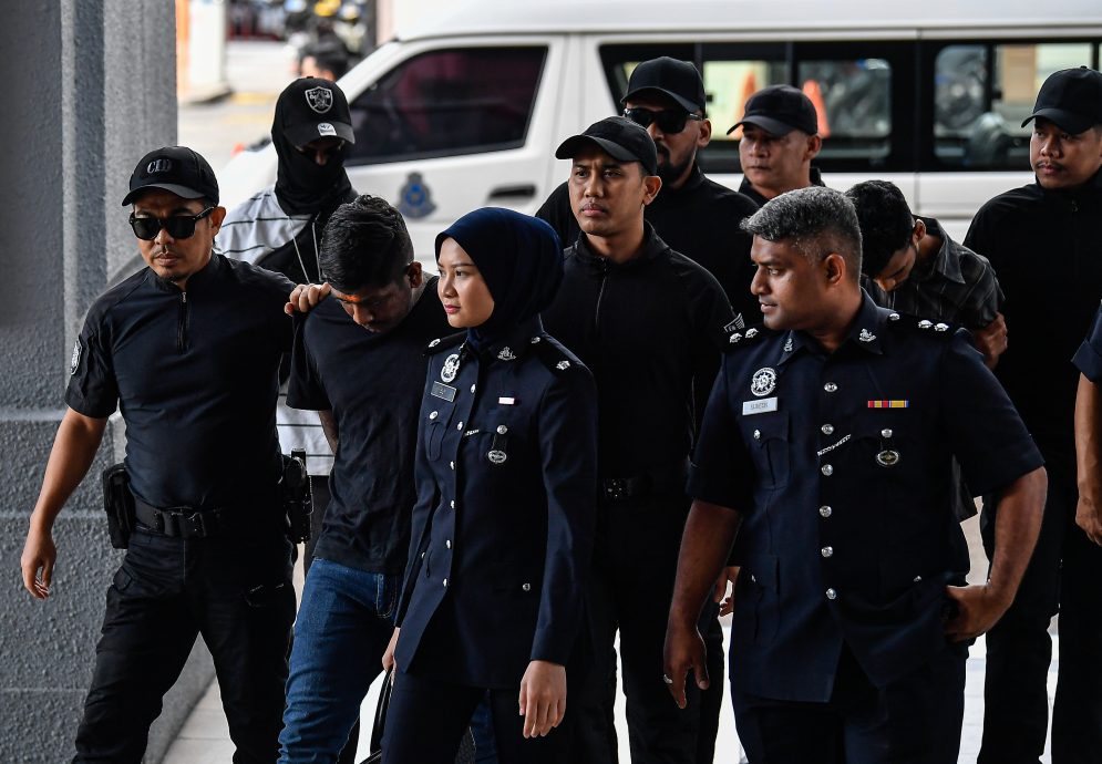 一名泊车管理员今日在3所推事庭面对共11项涉及持有仿制手枪、刑事恐吓及伤人罪名的指控/忆佩处理