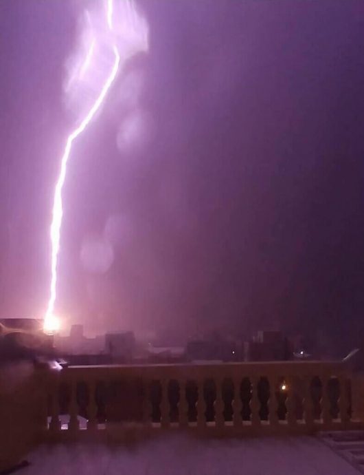 低压带线状对流 台湾澎湖深夜惊现罕见雷雨闪电