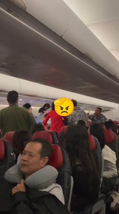 供Newswire:隆飞成都航班传打架事件 男女互殴火爆视频广传
