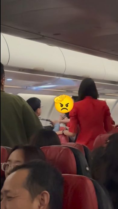 供Newswire:隆飞成都航班传打架事件 男女互殴火爆视频广传