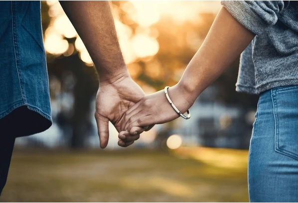 **全国综合**新婚蜜月期“避育”? 专家警告:恐对身心与家庭结构带来隐忧