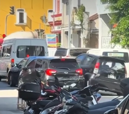 **全国综合(先供网,交大北马跟进)**新旧款“国民战车”疑窄巷争道 旧款车司机竟挥棍敲车