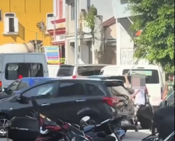 **全国综合(先供网,交大北马跟进)**新旧款“国民战车”疑窄巷争道 旧款车司机竟挥棍敲车