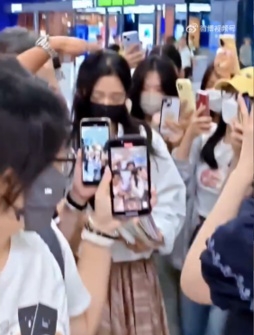 女星独自现身机场遭陌生男敲头 惊吓过程全被拍