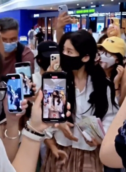女星独自现身机场遭陌生男敲头 惊吓过程全被拍