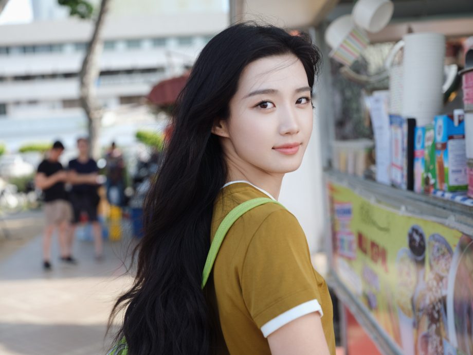 女星独自现身机场遭陌生男敲头 惊吓过程全被拍