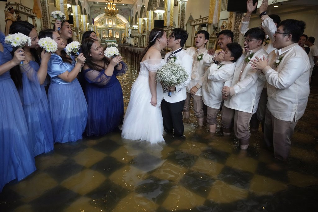 爱在洪水泛滥时 菲律宾情侣盛装“湿答答”教堂完婚