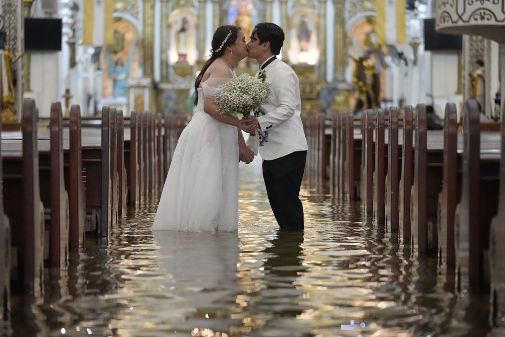 爱在洪水泛滥时 菲律宾情侣盛装“湿答答”教堂完婚