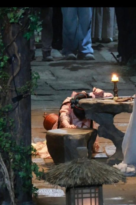 片场滑倒下巴狠磕石桌 鞠婧祎痛到手狂抖