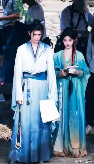 片场滑倒下巴狠磕石桌 鞠婧祎痛到手狂抖