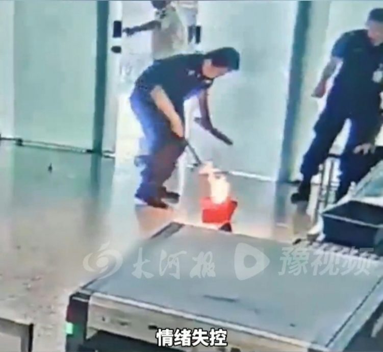 男子过机场安检被拦 怒砸无3C认证充电宝 落地瞬间起火