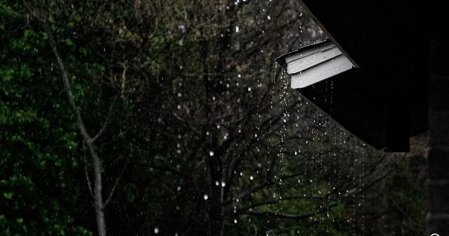 绿量| 雨滴也能发电? 新加坡科学家用“雨水”点亮12盏LED灯