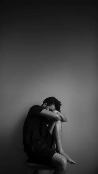 缴不起学费拿不到文凭 青年怨亡父滥赌又吸毒