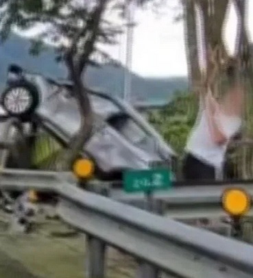 视频|追撞轿车翻滚近全毁 肇事司机爬出车外“打坐疗伤”