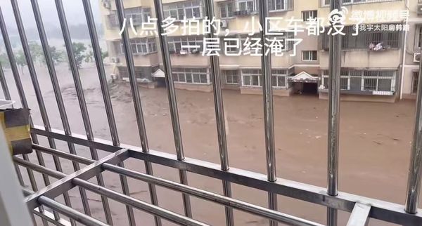 路边车辆全消失!北京“洪灾已致30多人死讯 居民:60分钟淹掉一层楼